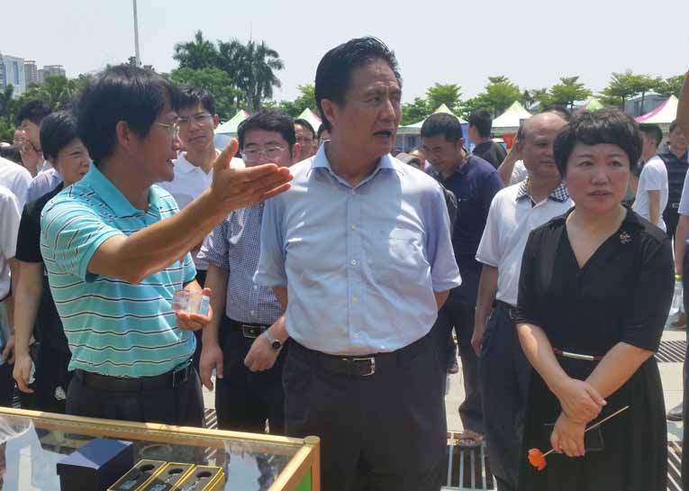 省委书记罗保铭在省教育厅厅长曹献坤的陪同下参观米兰注册2016年职业教育活动周展区